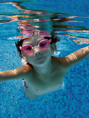 Imagem da criança na piscina